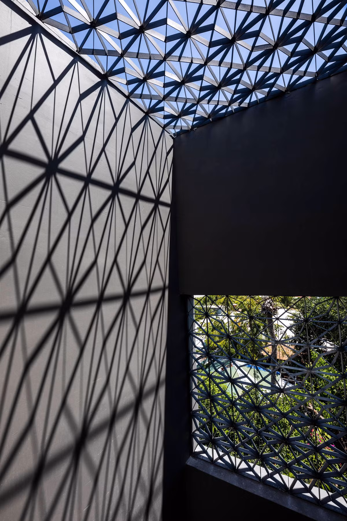 Giếng trời sau nhà được thiết kế lộ thiên với lam chắn hình bông hoa để không khí được đối lưu hiệu quả và đảm bảo an toàn cho gia đình. Ảnh: Hiroyuki Oki