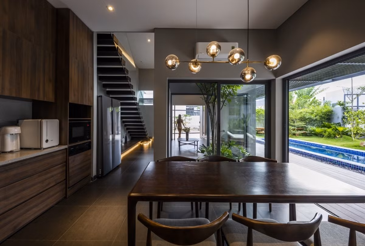 Không gian sinh hoạt chung gồm phòng khách, khu bếp - ăn được thiết kế dạng mở liền mạch. Ảnh: Hiroyuki Oki