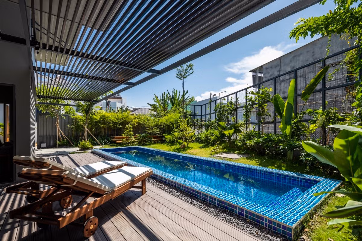 Hồ bơi là không gian thư giãn lý tưởng tràn ngập nắng và cây xanh. Ảnh: Hiroyuki Oki