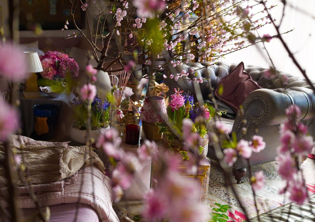 Một góc khác ngập hoa trong ngôi nhà của Lý Quí Khánh. Ảnh: FB Lý Quí Khánh