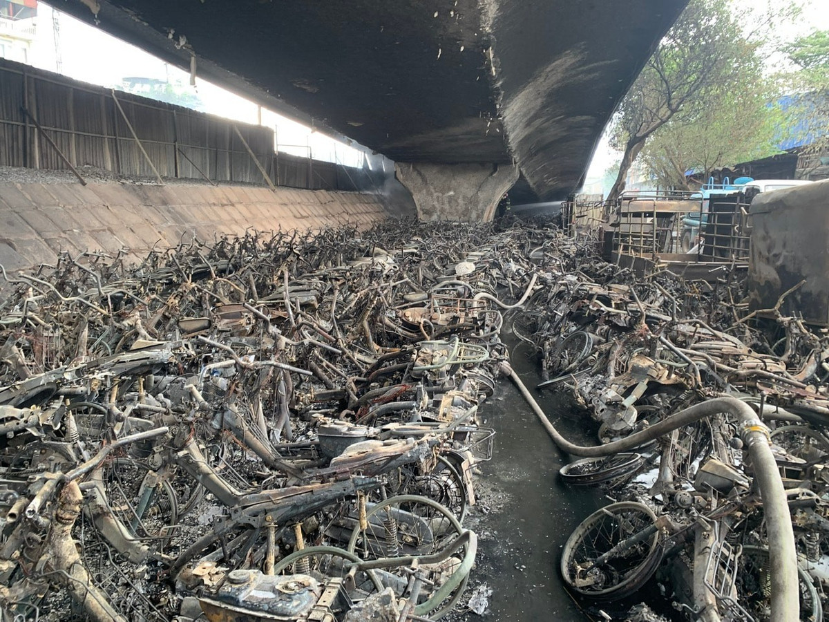 Nhiều phương tiện tại bãi gửi xe bị thiêu rụi hoàn toàn. Ảnh: VT