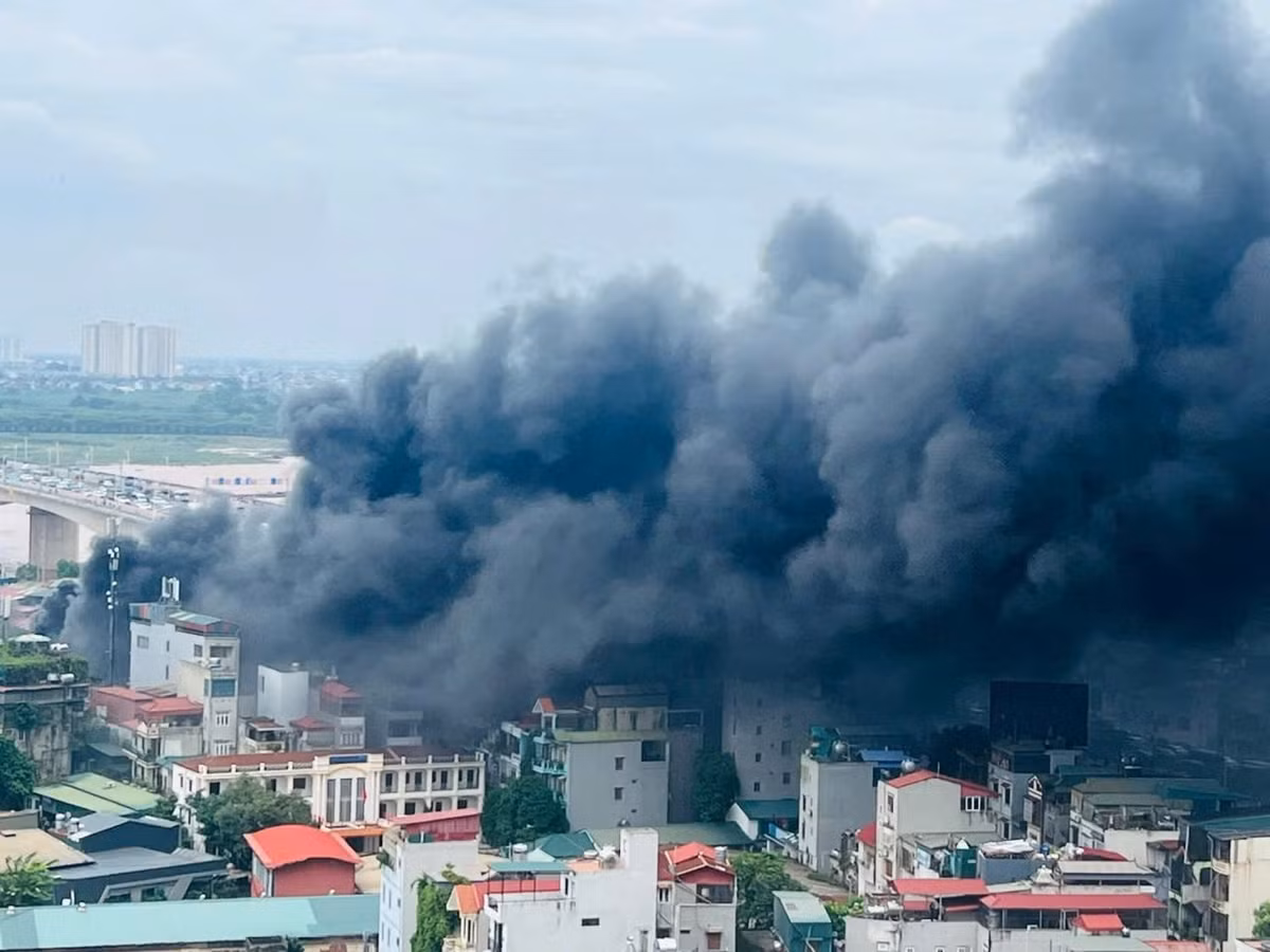 Vụ cháy nhựa và cao su khiến khói đen bốc cao hàng chục mét. Ảnh: MH