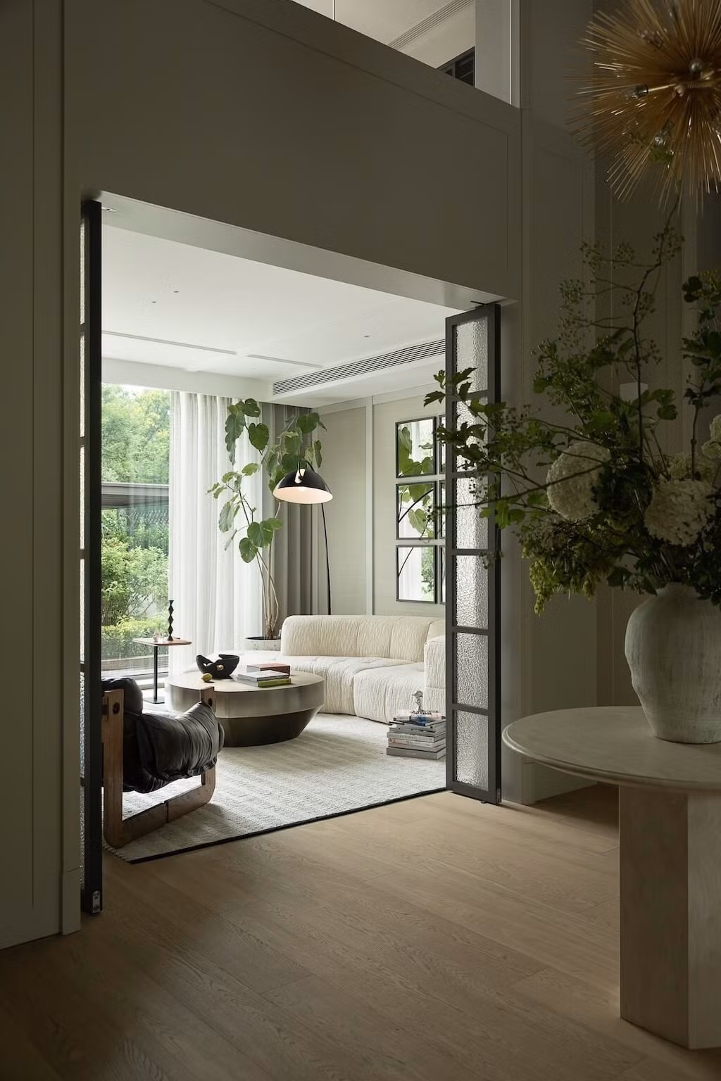 Không gian sinh hoạt chung ở tầng 1 được thiết kế mở, chỉ có ánh sáng và sự tĩnh lặng. Ảnh: Sohu