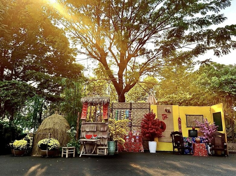 Ánh nắng vàng xuyên qua kẽ lá dội xuống đống rơm. Ảnh: FB Trịnh Kim Chi