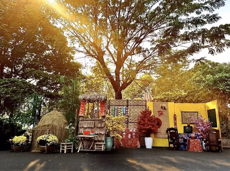 Ánh nắng vàng xuyên qua kẽ lá dội xuống đống rơm. Ảnh: FB Trịnh Kim Chi