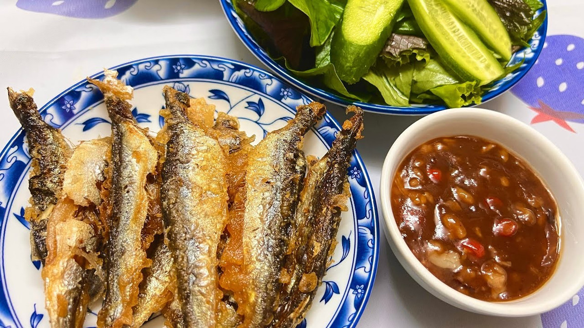 Cá trích được đánh giá cao bởi giá trị dinh dưỡng và hương vị thơm ngon, dễ chế biến thành nhiều món như cá trích nướng, gỏi cá trích hay cá trích chiên... Ảnh: YouTube