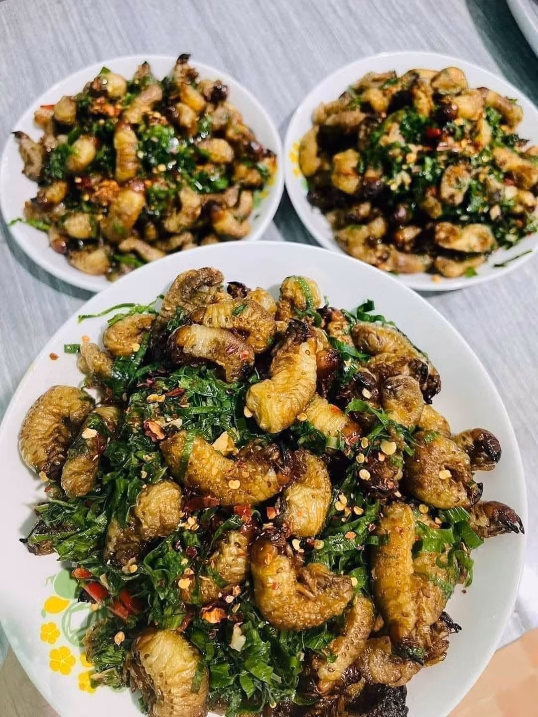 Sau này, nhờ vị béo ngậy và hương thơm lạ miệng, sùng đất trở thành đặc sản được nhiều người tìm mua. Ảnh: Facebook