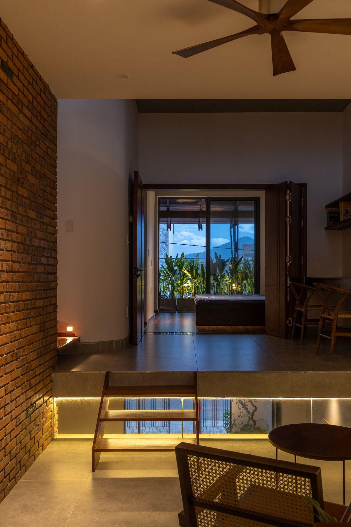 Hệ cửa lớn hướng sân vườn giúp thông gió chéo và bớt cảm giác ngột ngạt. Ảnh: Hoangle