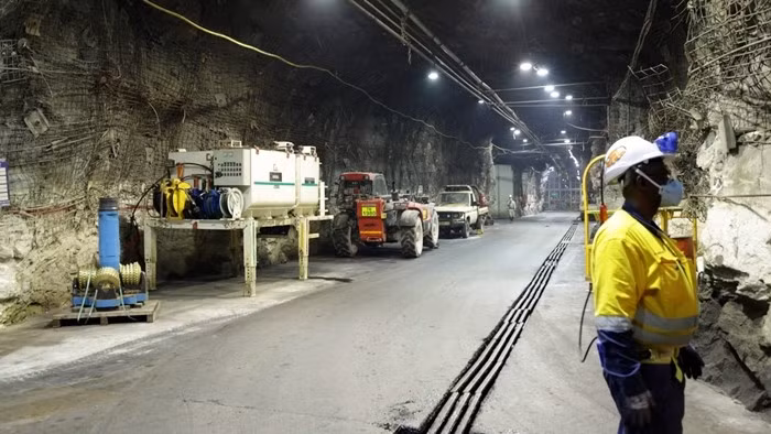 Thiết bị khai thác trong mỏ vàng bao gồm xe tải, đường vận chuyển quặng, máy nghiền, băng tải và silo trục. Một hệ thống làm mát ngầm bằng băng đã được lắp đặt vào năm 2015. Ảnh: Bloomberg