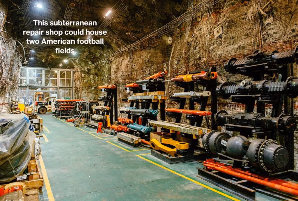 Phụ tùng máy móc hạng nặng được xếp trong một khu xưởng rộng 11.500 m2, nằm sâu 2,6 km dưới lòng đất. Ảnh: Bloomberg