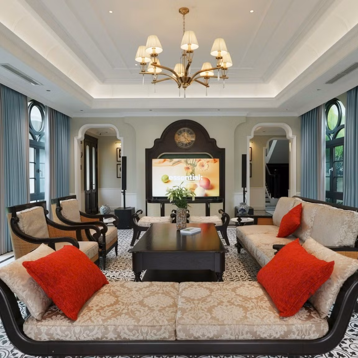 Bên ngoài mang hơi hướng châu Âu nhưng bên trong căn biệt thự đậm chất Đông Dương. Ảnh chụp màn hình NhaTo