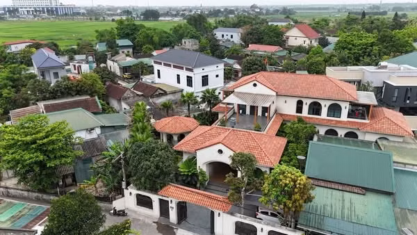 Mới đây, kênh YouTube NhaTo giới thiệu căn biệt thự hơn 1.000m2 độc lạ nhất nhì tại Hà Tĩnh. Ảnh: NhaTo