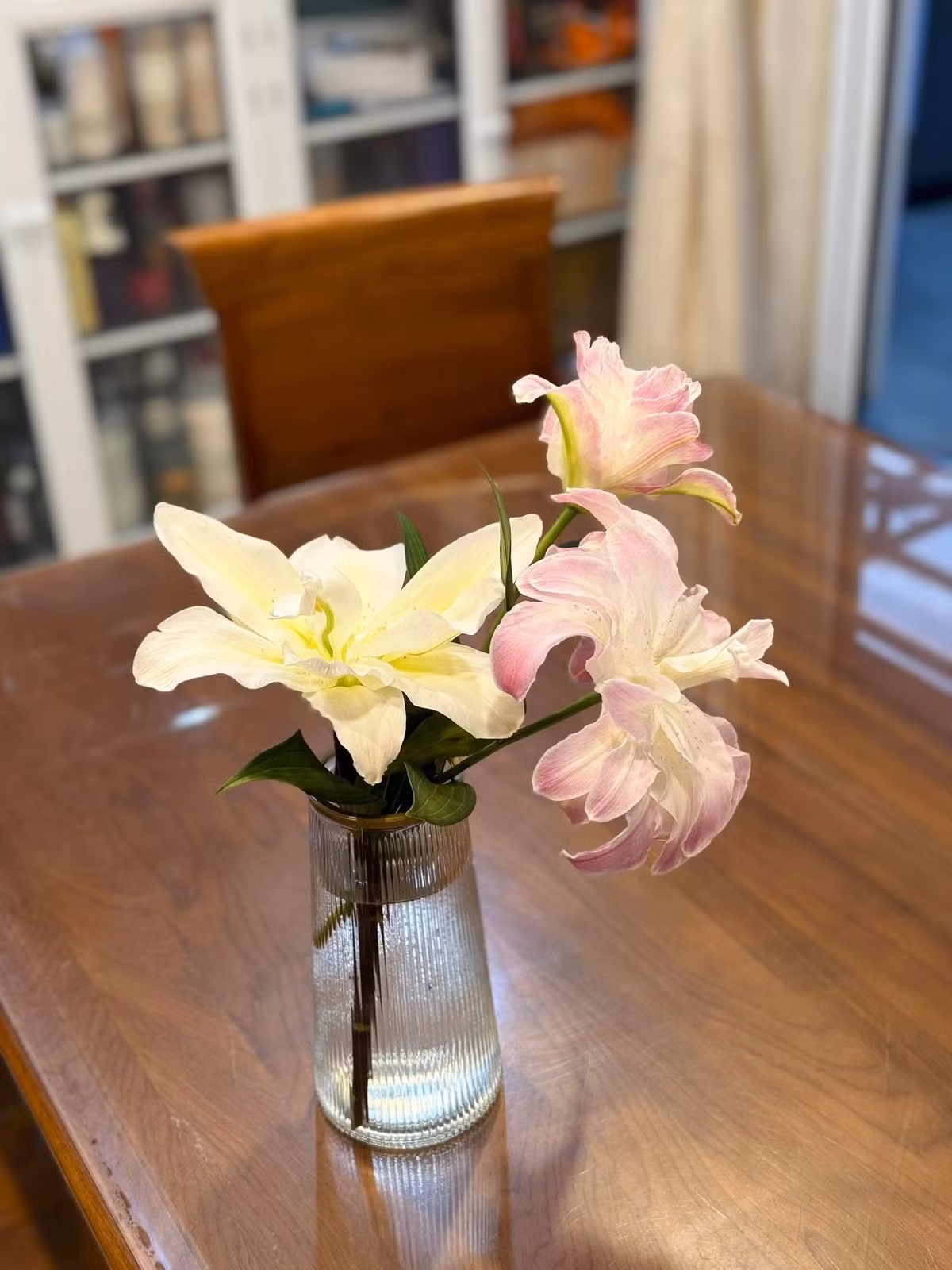 Ngọc Lan tô điểm không gian sống bằng những bình hoa xinh xắn. Ảnh: FB Ngọc Lan Nguyễn