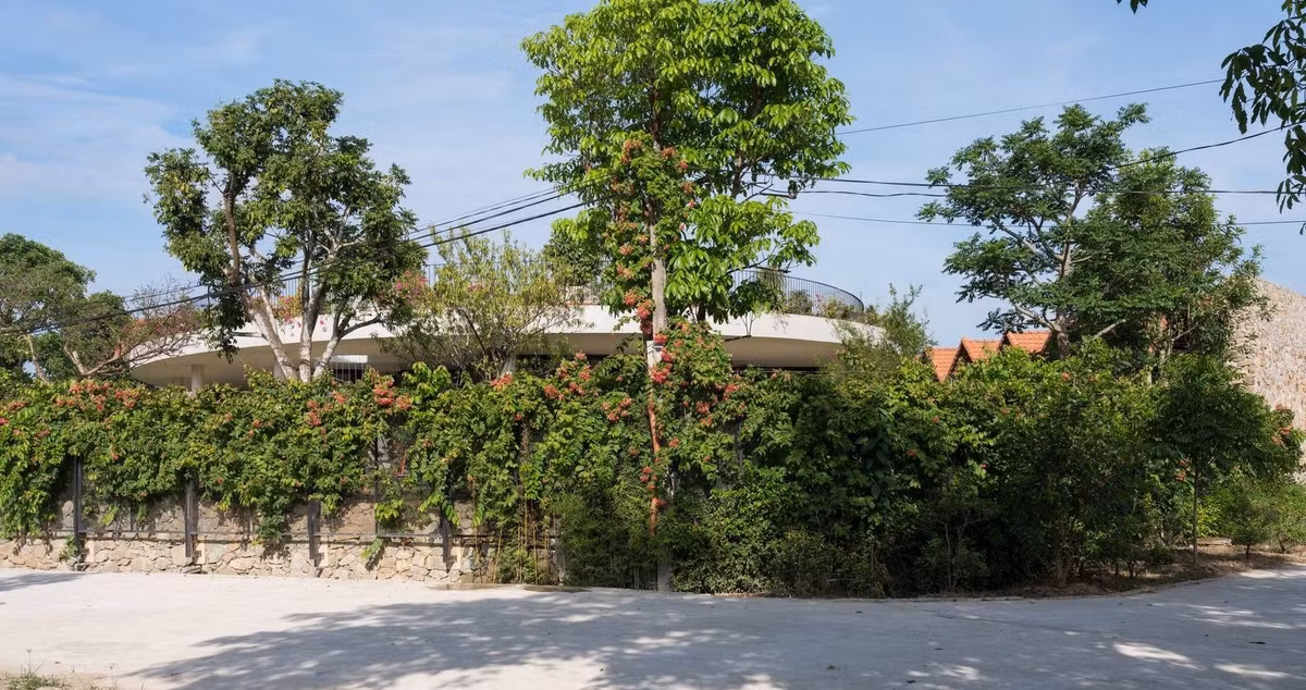 Xung quanh ngôi nhà là hệ cây xanh mát. Ảnh: Trieu Chien