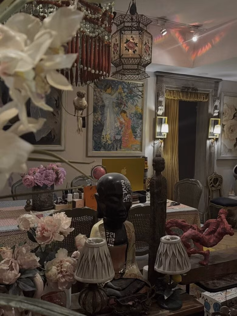 Căn nhà của Lý Quí Khánh kết hợp giữa vintage châu Âu, Á Đông truyền thống và một chút baroque lãng mạn. Ảnh: FB Lý Quí Khánh