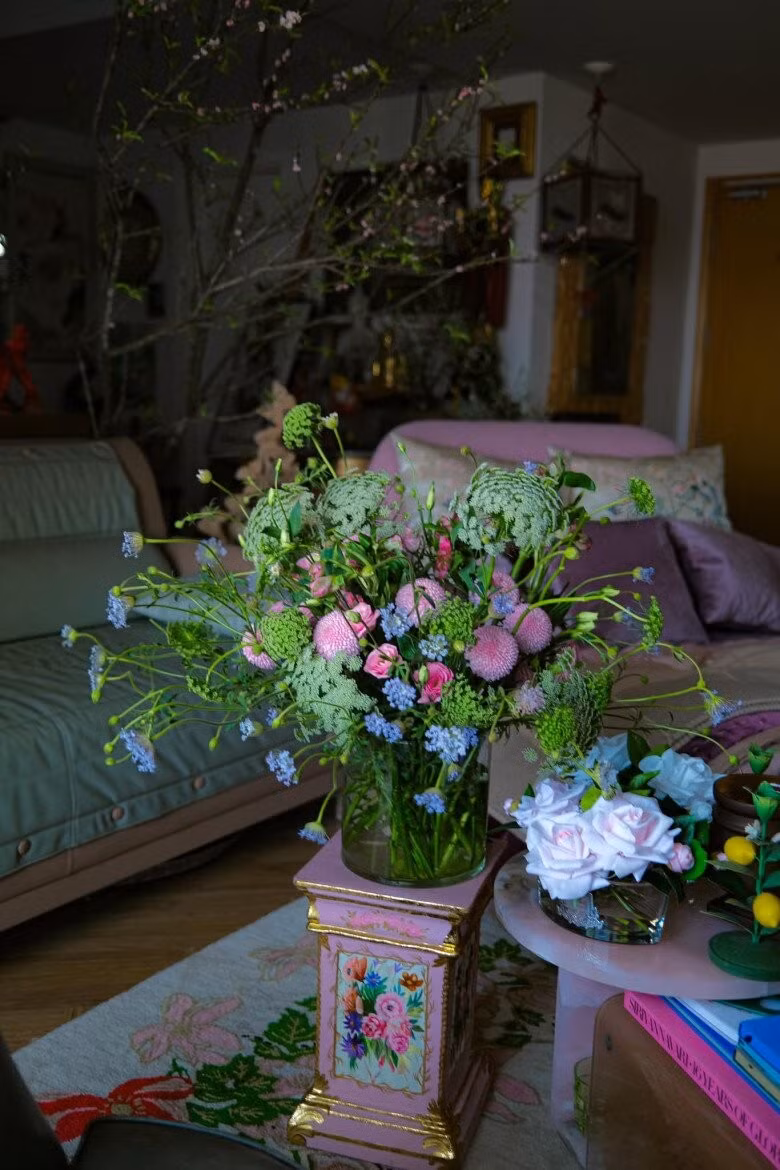 Hoa tươi trong nhà luôn thay đổi theo mùa, khiến không gian nhà như khu vườn nhỏ. Ảnh: FB Lý Quí Khánh