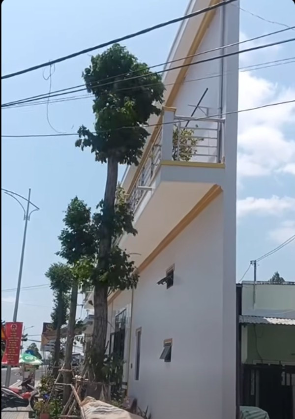 Mặt tiền ngôi nhà dài khoảng 15 m, chiều sâu chỗ rộng nhất khoảng 5 m, nhưng chỗ hẹp nhất chỉ hơn một gang tay. Ảnh: chụp màn hình