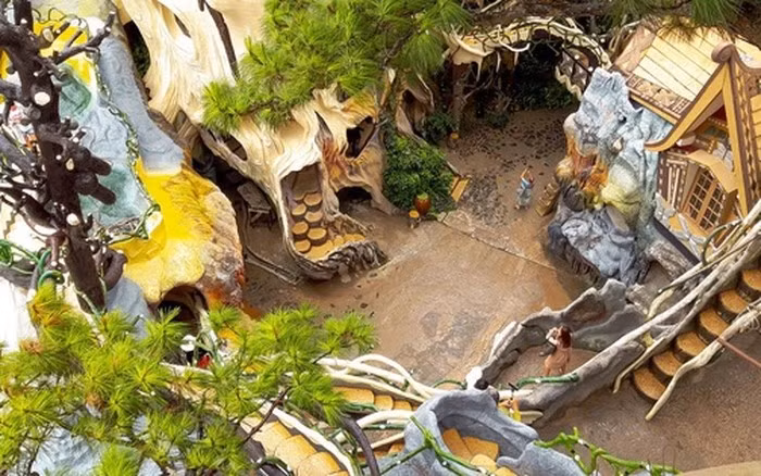 Công trình còn như một mê cung kỳ quái với các cầu thang xoắn ốc, những ngóc ngách cong hẹp dẫn từ nơi này sang nơi khác, với những bức tường không hề bằng phẳng mà lượn sóng nhấp nhô...Ảnh: Crazyhouse