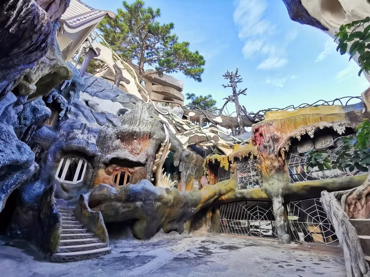 Biệt thự Hằng Nga hay "Ngôi nhà quái dị" (Crazy House) tọa lạc trên khuôn viên rộng gần 2.000m2 tại TP Đà Lạt là công trình độc đáo của kiến trúc sư Đặng Việt Nga. Ảnh: Crazyhouse