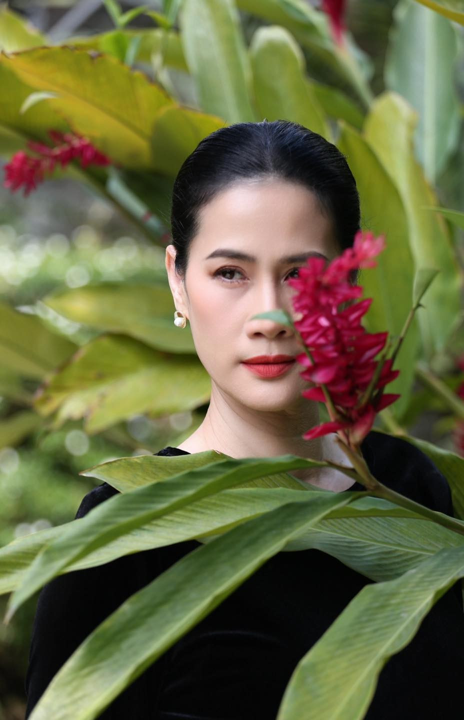 Trên trang cá nhân, diễn viên Thân Thúy Hà thường xuyên cập nhật hình ảnh về không gian sống tràn ngập sắc hoa và cây xanh tại TP HCM. Ảnh: FBNV