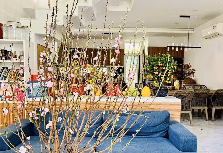 Sắc hồng của hoa đào hòa cùng tông màu trầm ấm của nội thất gỗ. Ảnh: FBNV