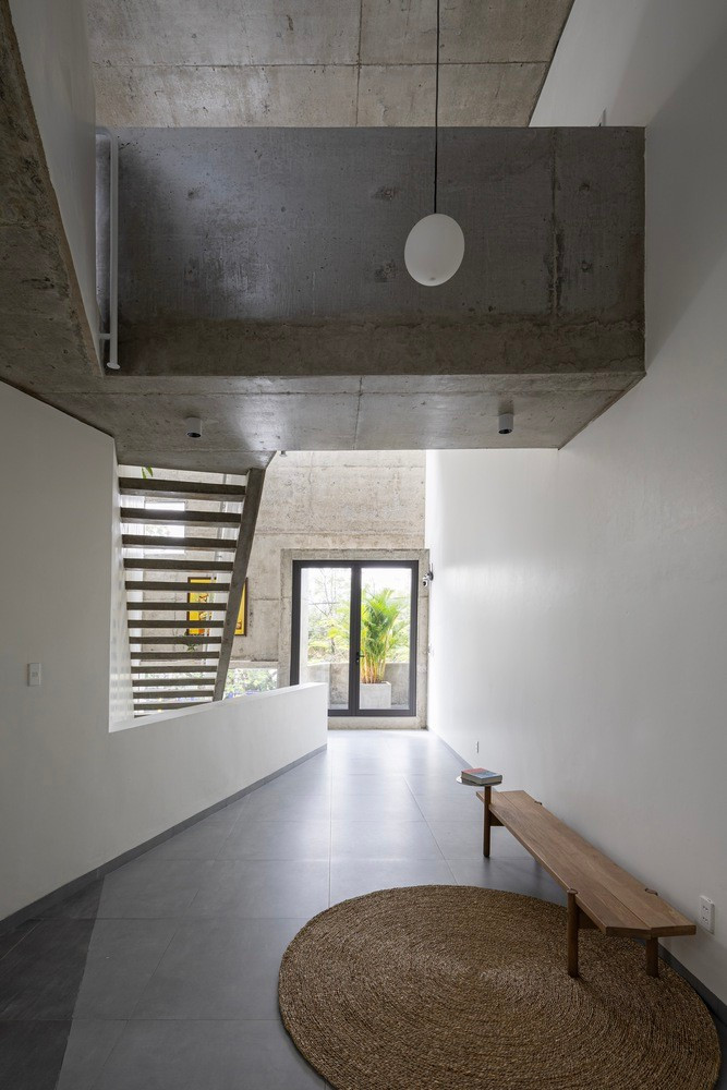 Thay vì tối đa hóa diện tích xây dựng, thiết kế ưu tiên các khoảng trống – không gian để đọc sách, nghe nhạc, suy ngẫm và tụ họp gia đình bán ngoài trời. Ảnh: HungHoa