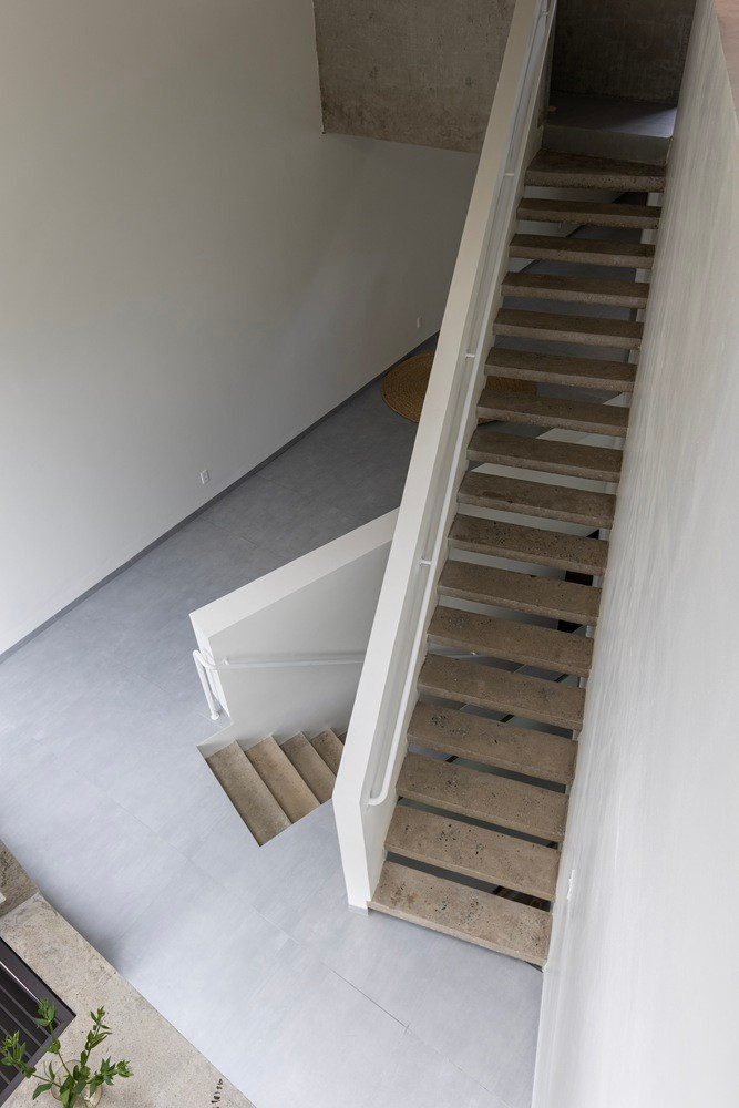 Trục hình chữ X giúp tổ chức lưu thông, kết nối trực quan và vật lý các khoảng trống trên nhiều tầng. Ảnh: HungHoa