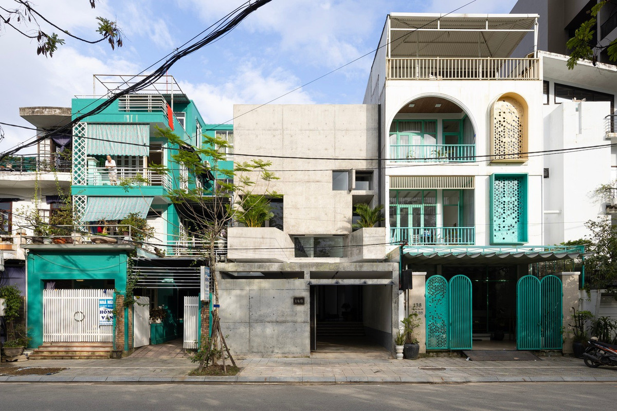 Tọa lạc tại khu vực phía nam phường Vân Đa, thành phố Huế, X House nằm trong một khu đô thị sầm uất. Ảnh: HungHoa