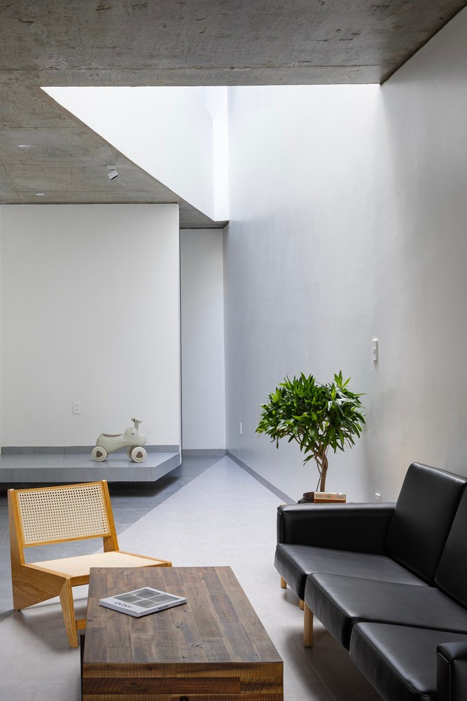 Ánh sáng và bê tông cùng tạo nên một bố cục kiến ​​trúc tĩnh lặng, làm nổi bật không gian trưng bày và nuôi dưỡng một môi trường sống trầm tư. Ảnh: HungHoa