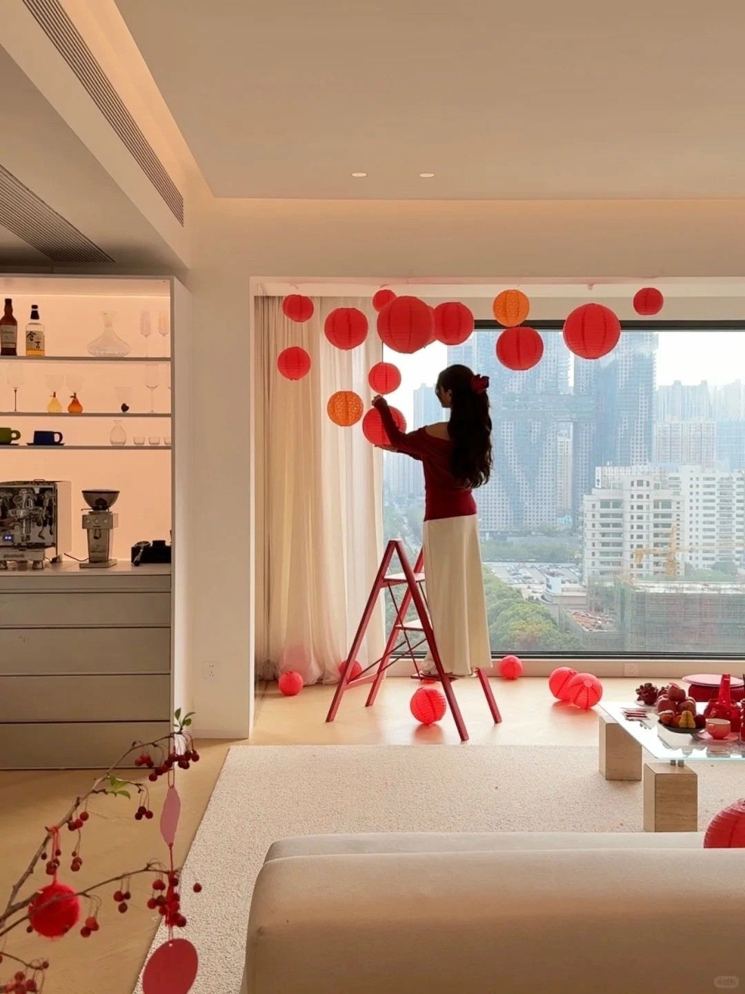 Đèn lồng giấy được treo thành cụm trước cửa kính lớn. Ảnh: Xiaohongshu