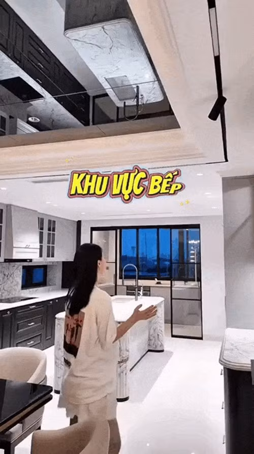 Bếp được phân tách rõ ràng thành hai khu vực nấu chính và nấu phụ, vừa đảm bảo công năng, vừa giữ cho không gian luôn gọn gàng. Ảnh chụp màn hình