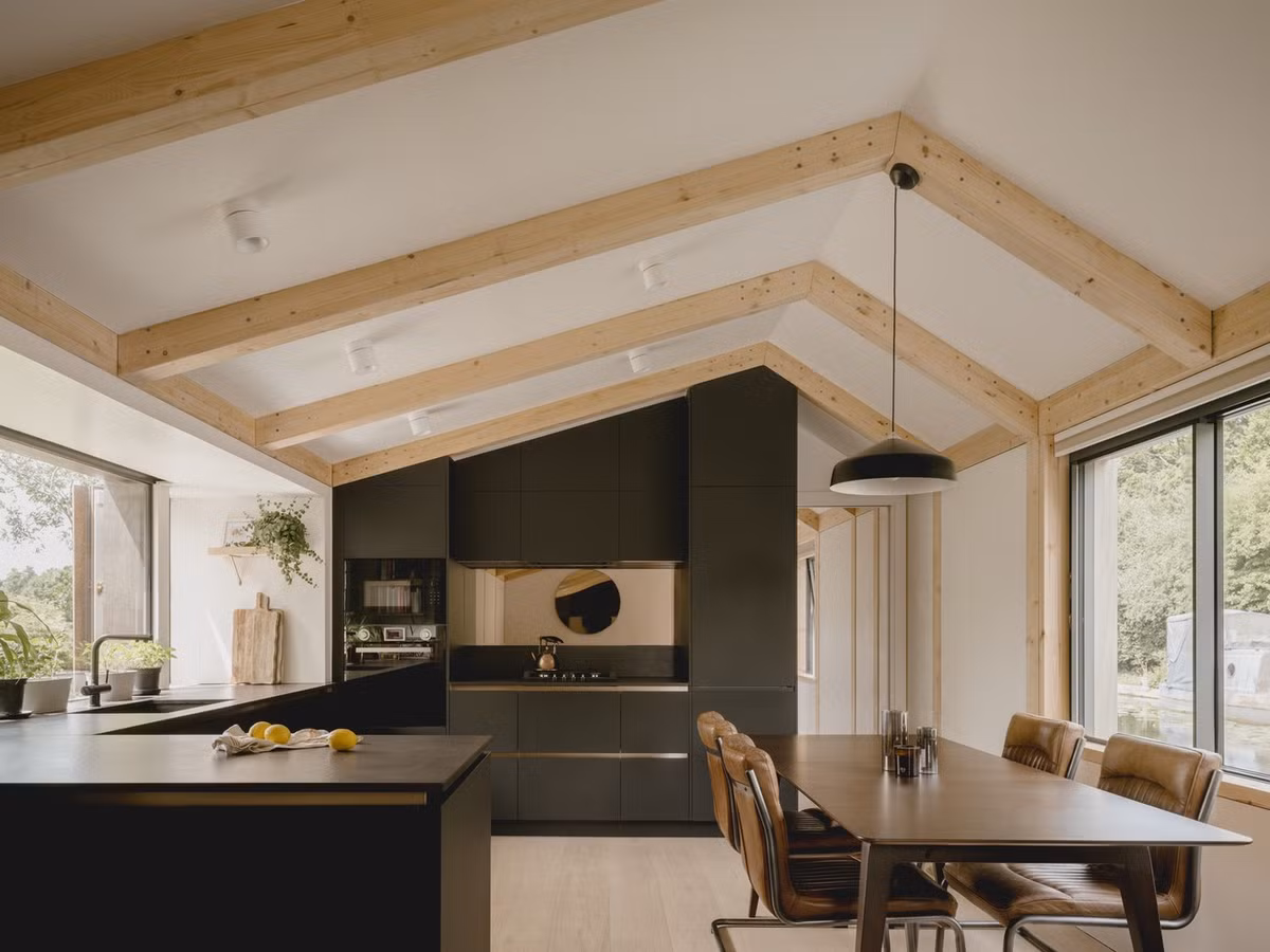 Khung kết cấu bên trong bằng gỗ lộ thiên tạo sự liền mạch, kết hợp tính thẩm mỹ hiện đại, tối giản với cảm giác ấm áp, yên tĩnh và tự nhiên. Ảnh: James Retief