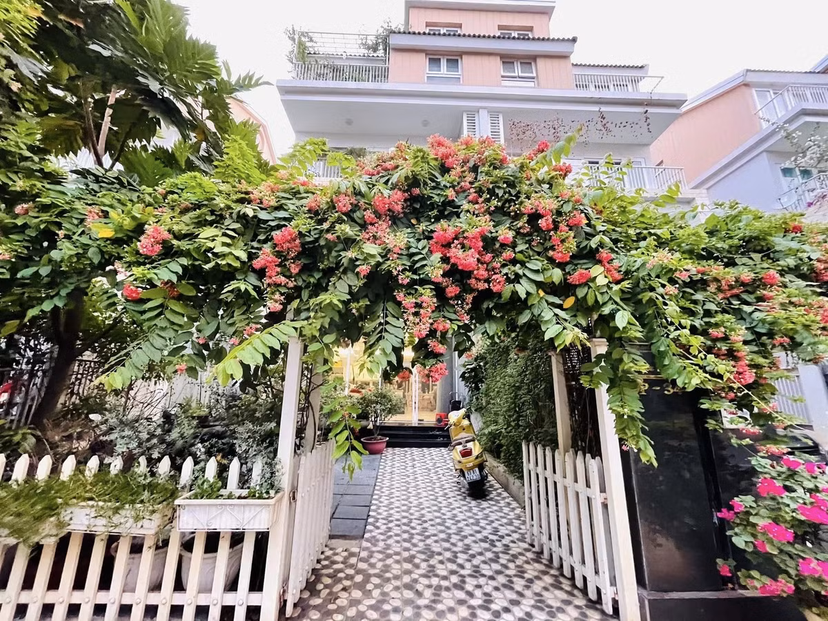 Đầu năm 2019, Thân Thúy Hà bất ngờ sinh con gái thứ hai tại Mỹ và giấu kín danh tính cha của bé. Hiện tại, Thân Thúy Hà sống cùng hai con trong căn biệt thự 4 tầng khang trang ở TP HCM. Ảnh: FB Thân Thuý Hà