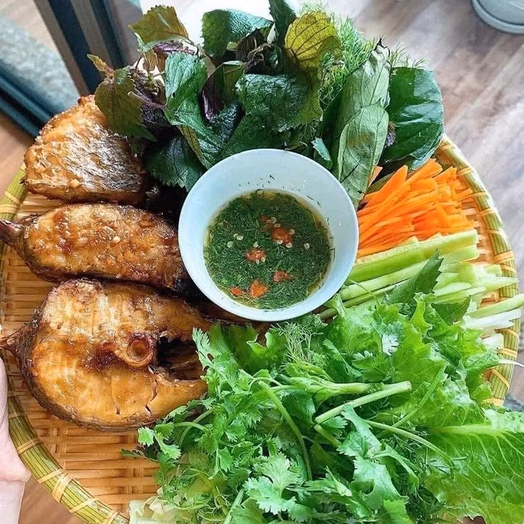 Cá chẽm có thể chế biến thành nhiều món ăn hấp dẫn như cháo cá chẽm, cá chẽm nướng muối ớt, hấp xì dầu, kho tộ...Ảnh: Facebook