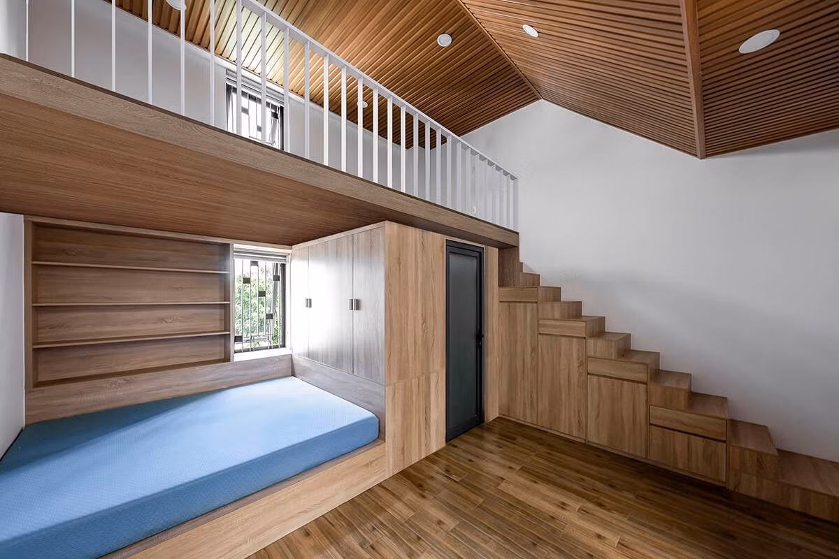 Nhưng do kinh phí hạn chế, kiến trúc sư tư vấn gia chủ nên làm 2 phòng rưỡi thay vì 3 phòng ngủ. Một phòng cho vợ chồng và một phòng rưỡi cho 2 bạn nhỏ. Ảnh: Bùi Minh Quốc