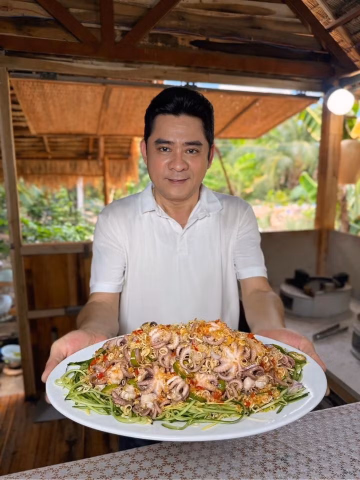 Huỳnh Anh Tuấn cho biết nhà chỉ để nấu ăn và quay video nhưng vẫn dùng gỗ tốt, bền trước thời tiết nóng nực, chống đỡ mưa gió. Ảnh: FB Huỳnh Anh Tuấn