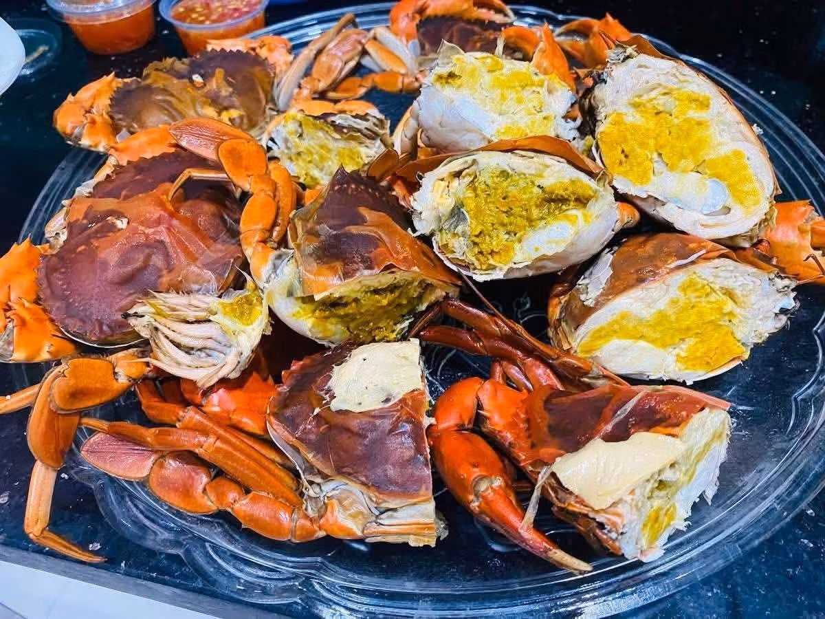 Trong đó, cua hấp sả ớt phổ biến nhất nhờ giữ nguyên vị ngọt thịt và béo gạch, thơm nồng khó cưỡng. Ảnh: Facebook