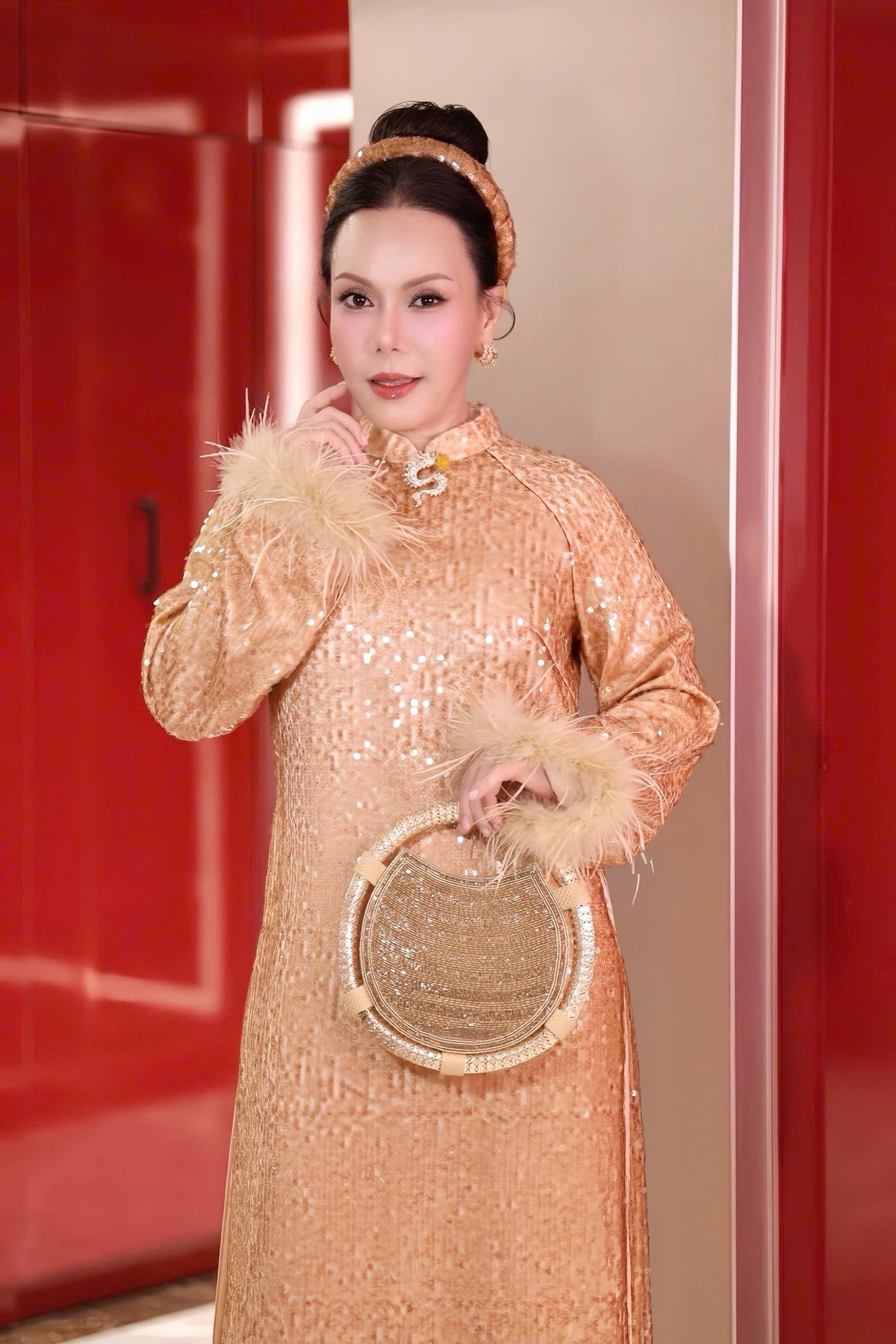 Những ngày cận Tết, thông tin Việt Hương từng chi số tiền lớn để thưởng cho nhân viên bất ngờ hot trở lại. Cách đây không lâu, Việt Hương cho biết cô có hơn 200 nhân viên và công nhân làm việc trong nhiều mảng như sân khấu, tổ chức sự kiện, tiệm bánh, mỹ phẩm... Ảnh: FBNV