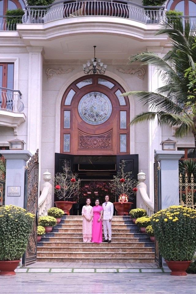 Việt Hương hiện sống trong biệt thự được cho là có giá trị lên đến 300 tỷ đồng tại khu nhà giàu ở TP HCM. Ảnh: FBNV