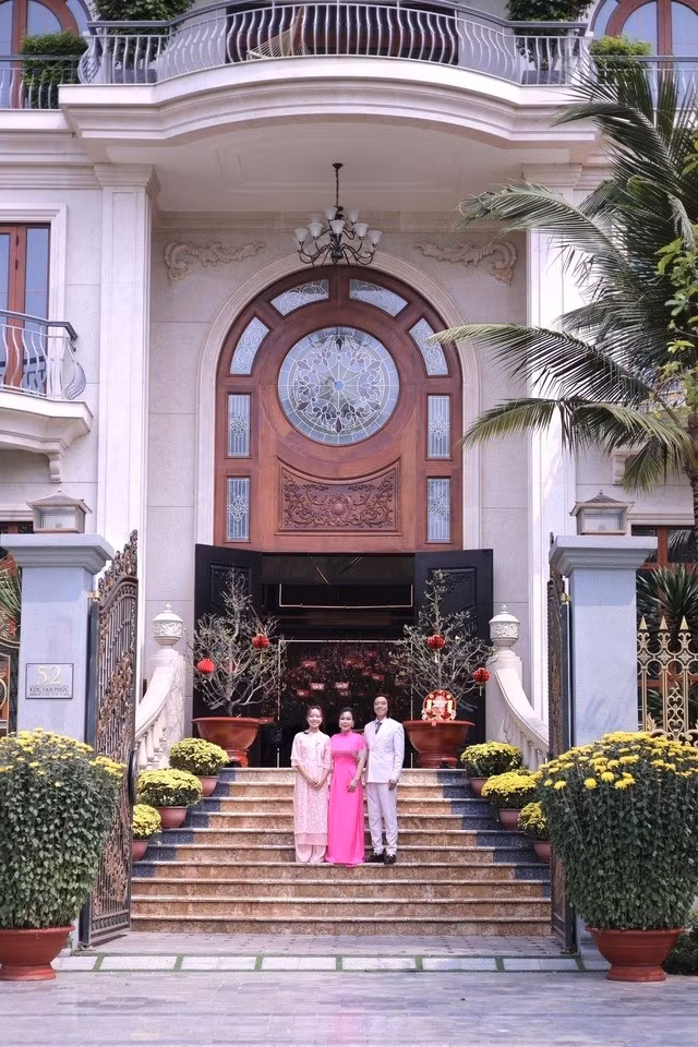 Việt Hương hiện sống trong biệt thự được cho là có giá trị lên đến 300 tỷ đồng tại khu nhà giàu ở TP HCM. Ảnh: FBNV