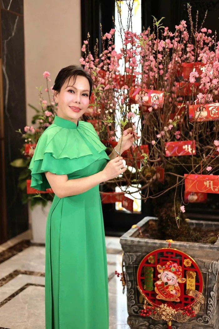 Bên cạnh hoạt động sân khấu và truyền hình, kênh YouTube của Việt Hương cũng mang lại nguồn thu đáng kể nhờ lượng theo dõi và lượt xem ổn định. Ảnh: FBNV