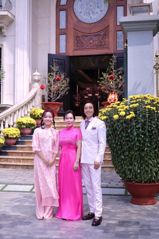 Biệt thự của vợ chồng Việt Hương nguy nga tráng lệ, có diện tích 1.500 m2, gồm 3 tầng và 1 hầm để xe. Ảnh: FBNV