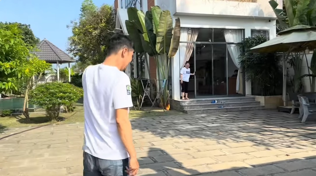 Mới đây, diễn viên Tiết Cương ghé thăm biệt thự riêng của nghệ sĩ Lê Giang tại Vũng Tàu cũ (nay là TP HCM). Ảnh chụp màn hình