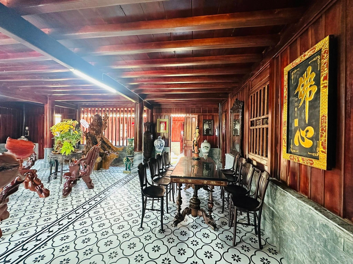 Trong nhà trang trí nhiều tượng gỗ, bình gốm và vật phẩm mỹ nghệ. Ảnh: FB Hoàng Minh Bùi