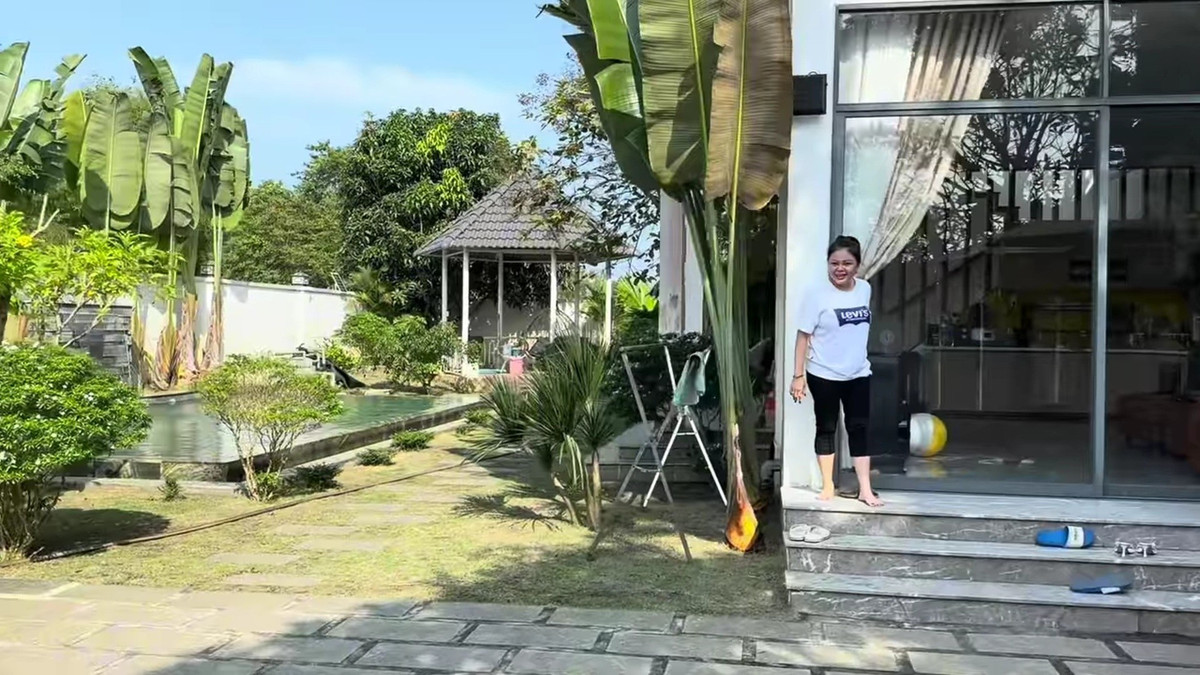 Nam diễn viên hài không khỏi choáng ngợp trước biệt thự tráng lệ của đàn chị, với tông màu trắng muốt sang trọng. Ảnh chụp màn hình