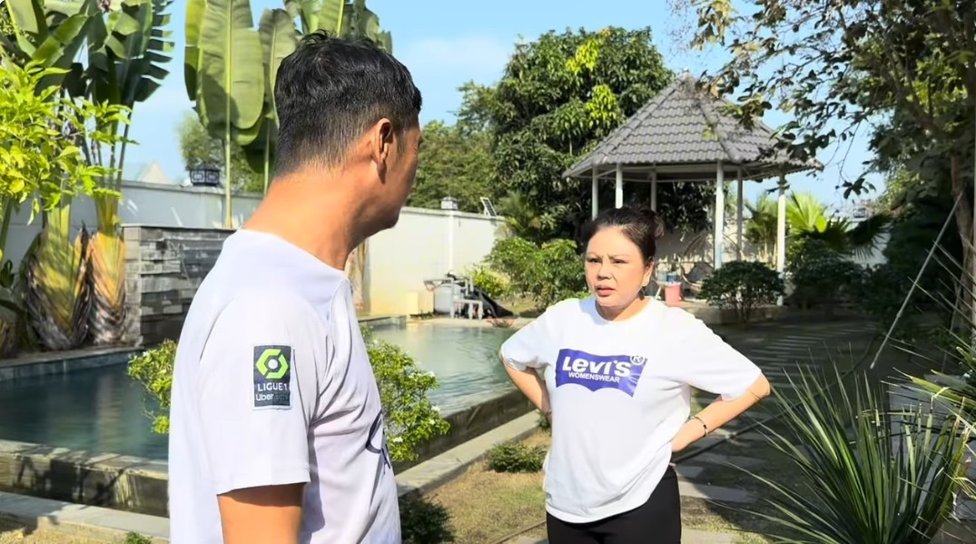 Trong vườn còn có cả bể bơi và chòi thượng uyển riêng. Ảnh chụp màn hình