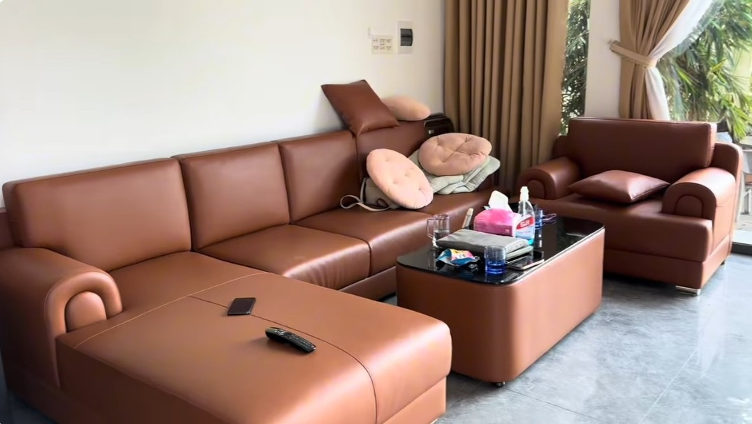 Phòng khách có bộ sofa rộng để các thành viên trong gia đình nghỉ ngơi. Ảnh chụp màn hình