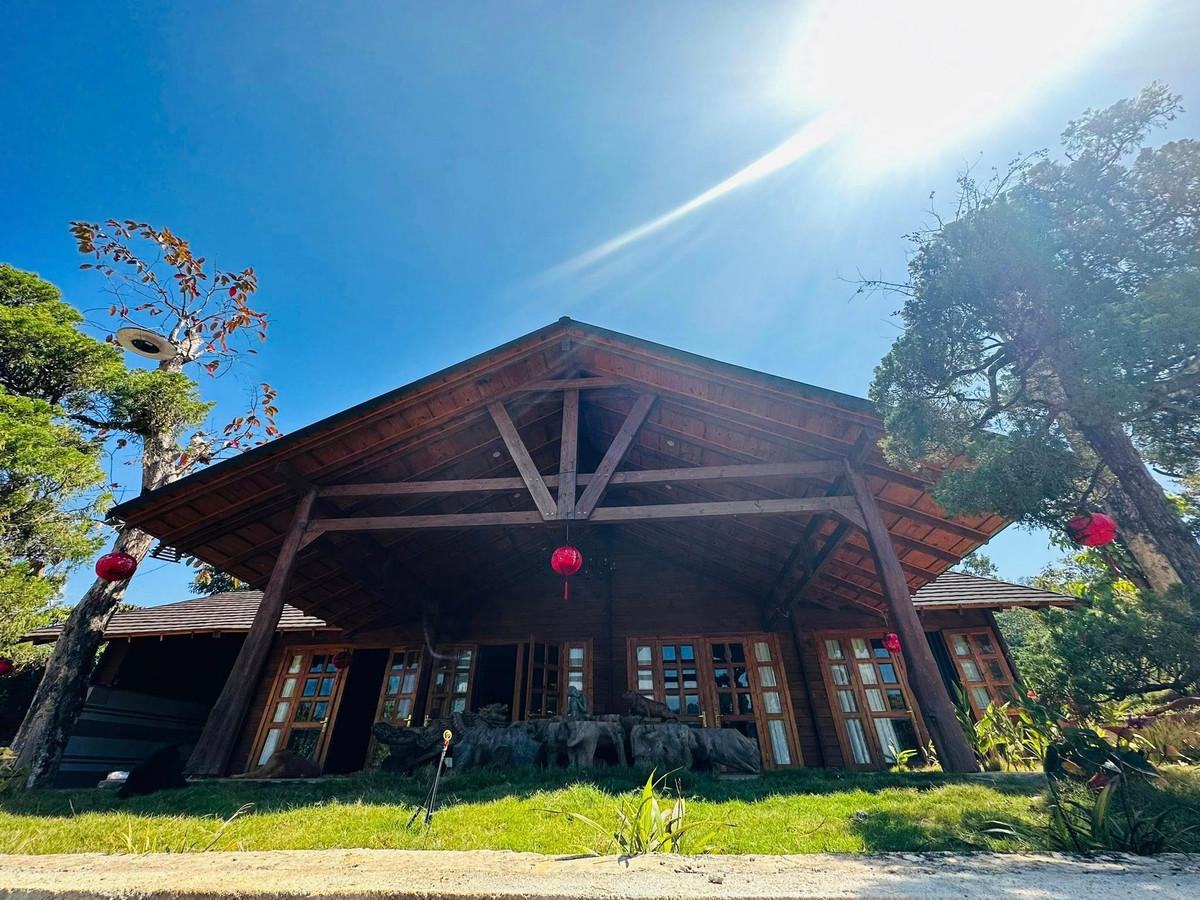 Tổng thể công trình có mái ngói, cột gỗ lớn, tạo cảm giác bề thế, gần gũi thiên nhiên. Ảnh: FB Hoàng Minh Bùi