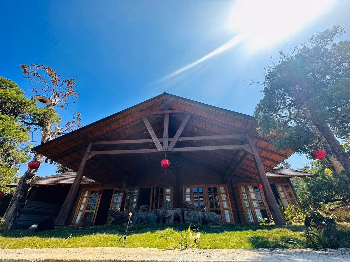 Tổng thể công trình có mái ngói, cột gỗ lớn, tạo cảm giác bề thế, gần gũi thiên nhiên. Ảnh: FB Hoàng Minh Bùi