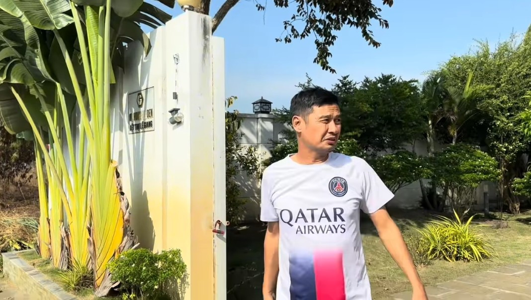 Cửa vào rộng thênh thang. Hai bên là bốn cây chuối cảnh. Ảnh chụp màn hình